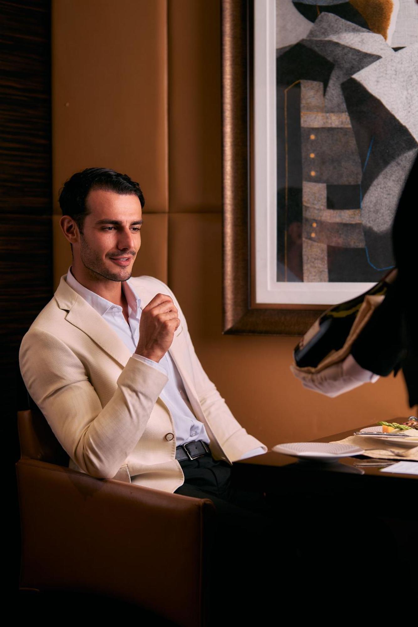 Fairmont Nile City Cairo Exterior photo A butler serving a guest