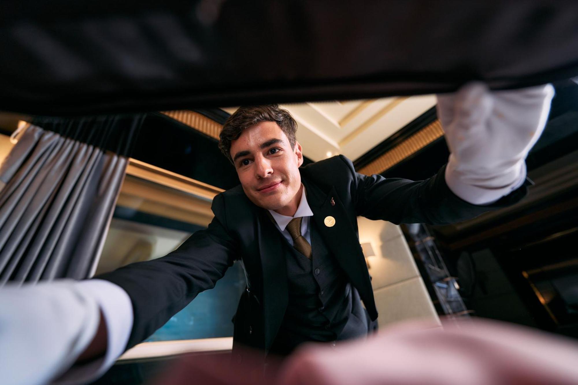 Fairmont Nile City Cairo Exterior photo A concierge at the Mandarin Oriental, Munich