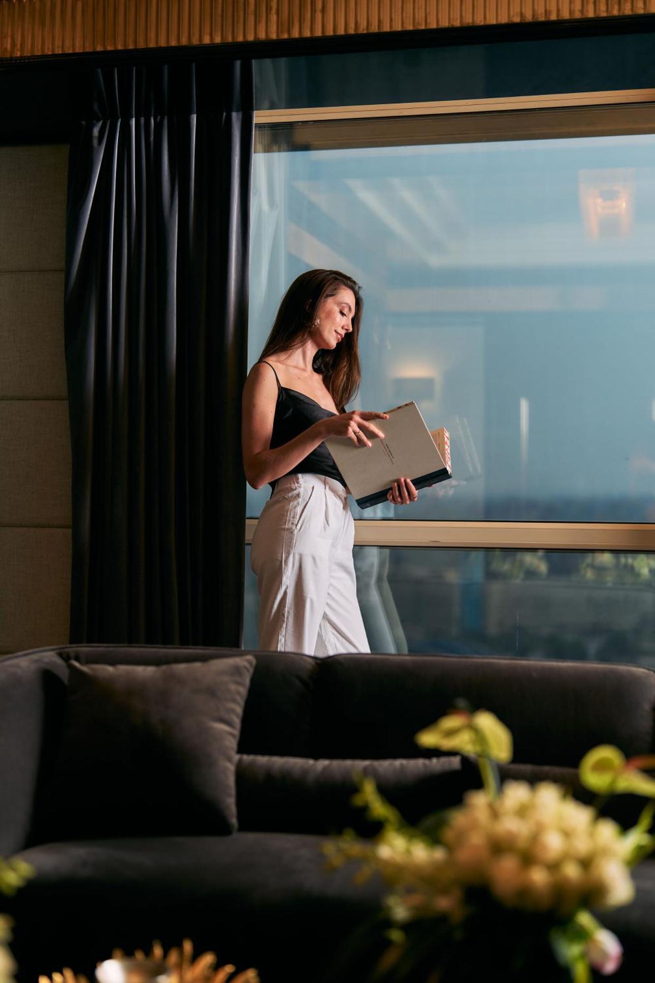Fairmont Nile City Cairo Exterior photo A woman wearing a skirt