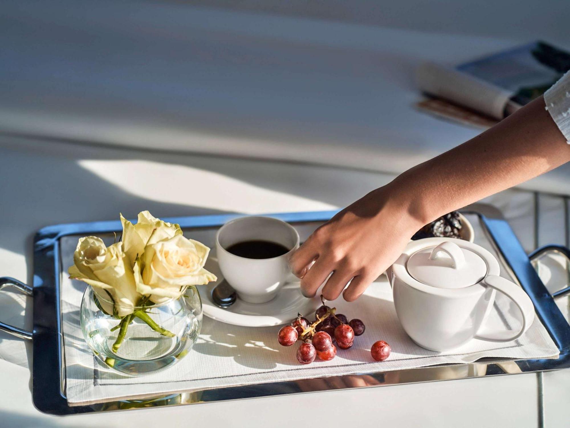 Fairmont Nile City Cairo Exterior photo A butler serving coffee